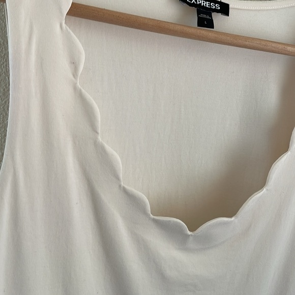 Express women’s v-neck scalloped edge tank | cream | size large - Picture 3 of 7